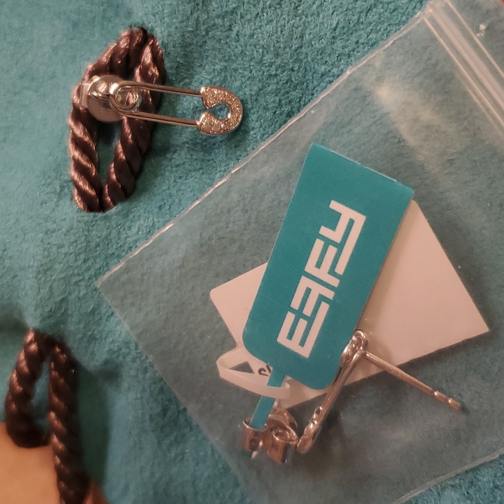 NWT EFFY DIAMOND SAFETY PIN STUDS EARRINGS STERLING SILVER 💙 - Picture 3 of 4